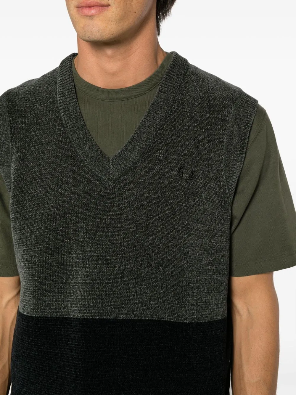 logo-embroidered two-tone vest